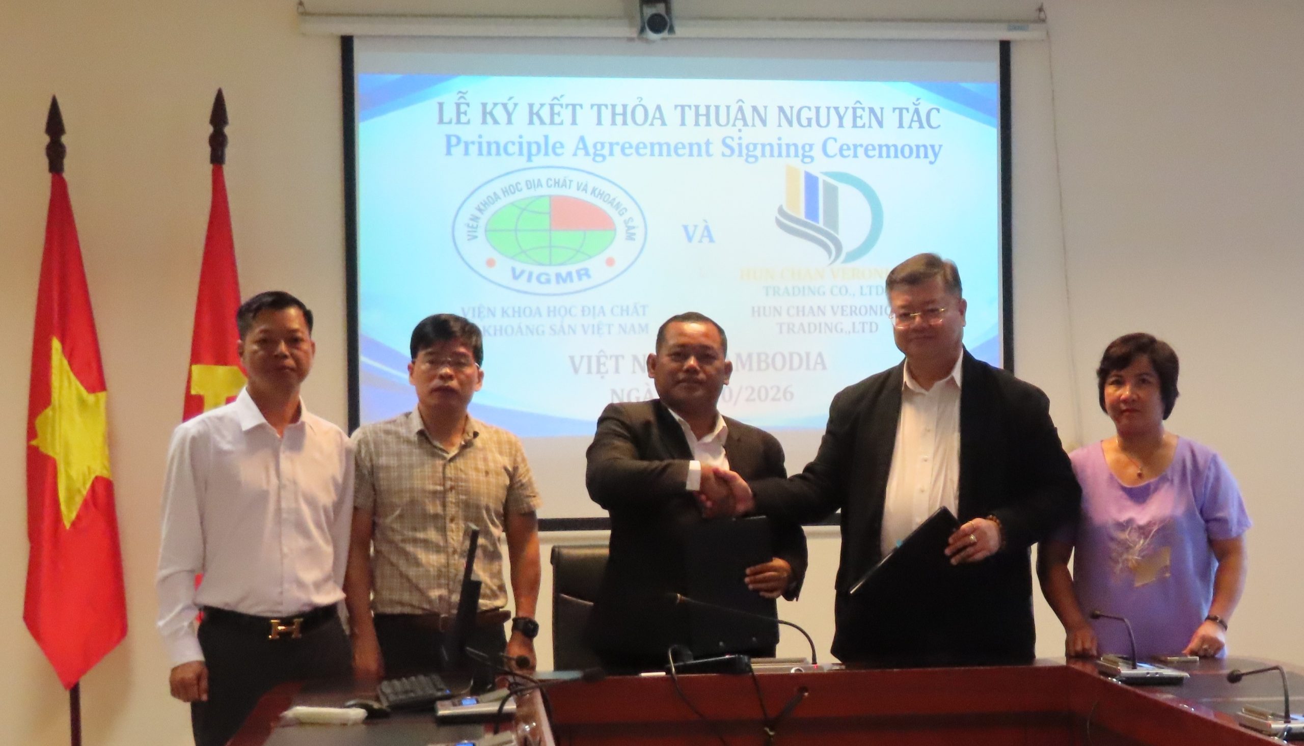 Viện Khoa học Địa chất và Khoáng sản ký kết Thỏa thuận nguyên tắc hợp tác với Công ty Hunchan Veronica (Campuchia)